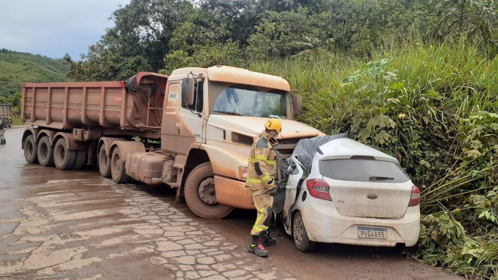 Motorista morre presa às ferragens após acidente na MG-030, em Congonhas - Foto: Divulgação/CBMMG