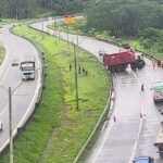 Carreta tomba e interditada totalmente pista da Rodovia Fernão Dias, em Carmo da Cachoeira - Foto: Divulgação/Arteris