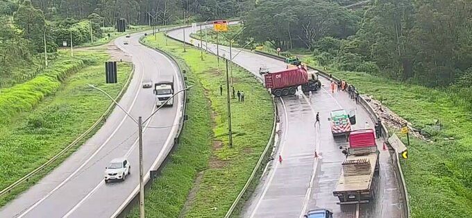 Carreta tomba e interditada totalmente pista da Rodovia Fernão Dias, em Carmo da Cachoeira - Foto: Divulgação/Arteris