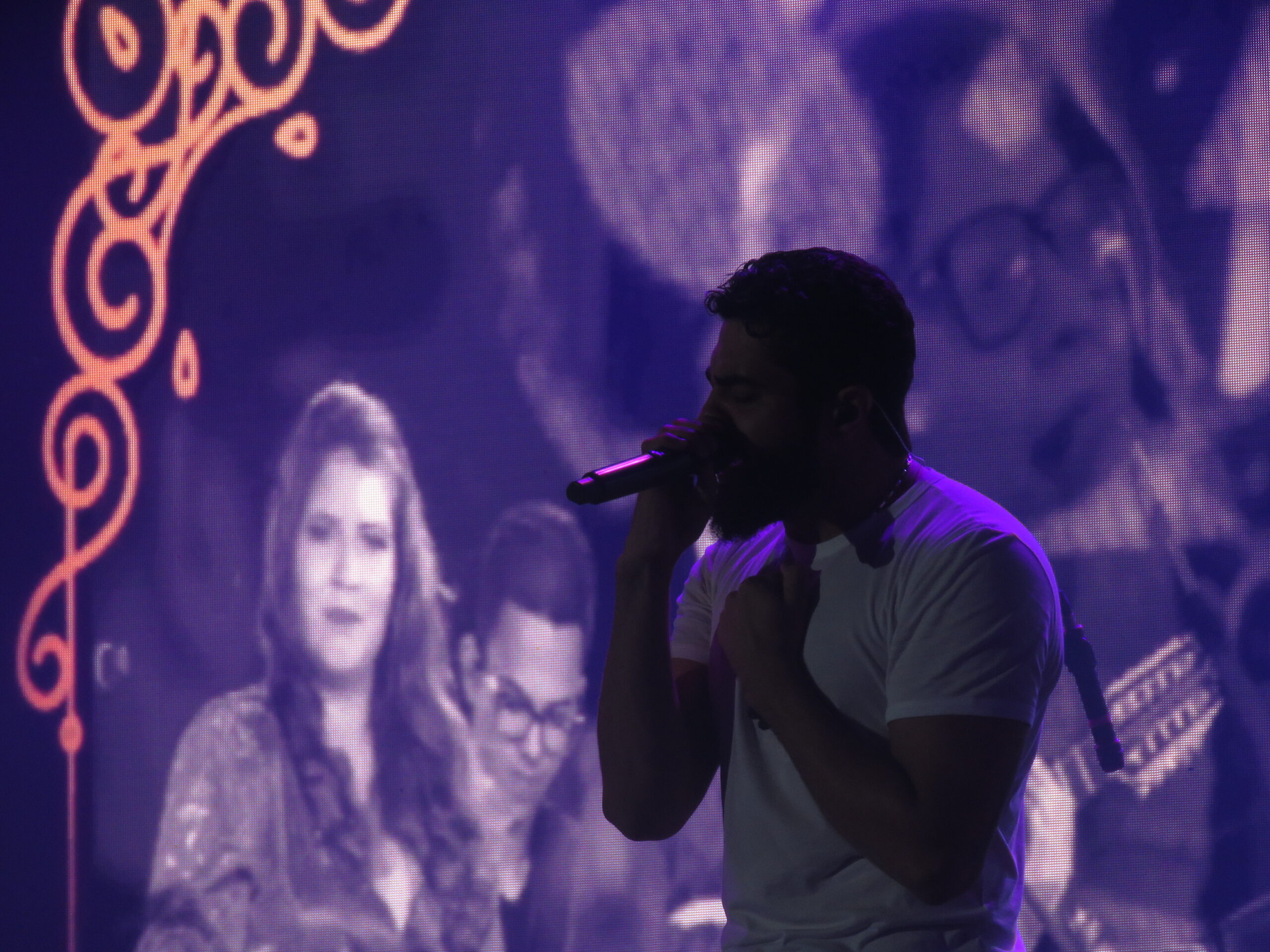 Henrique & Juliano lotam o Mineirão na apresentação do show 