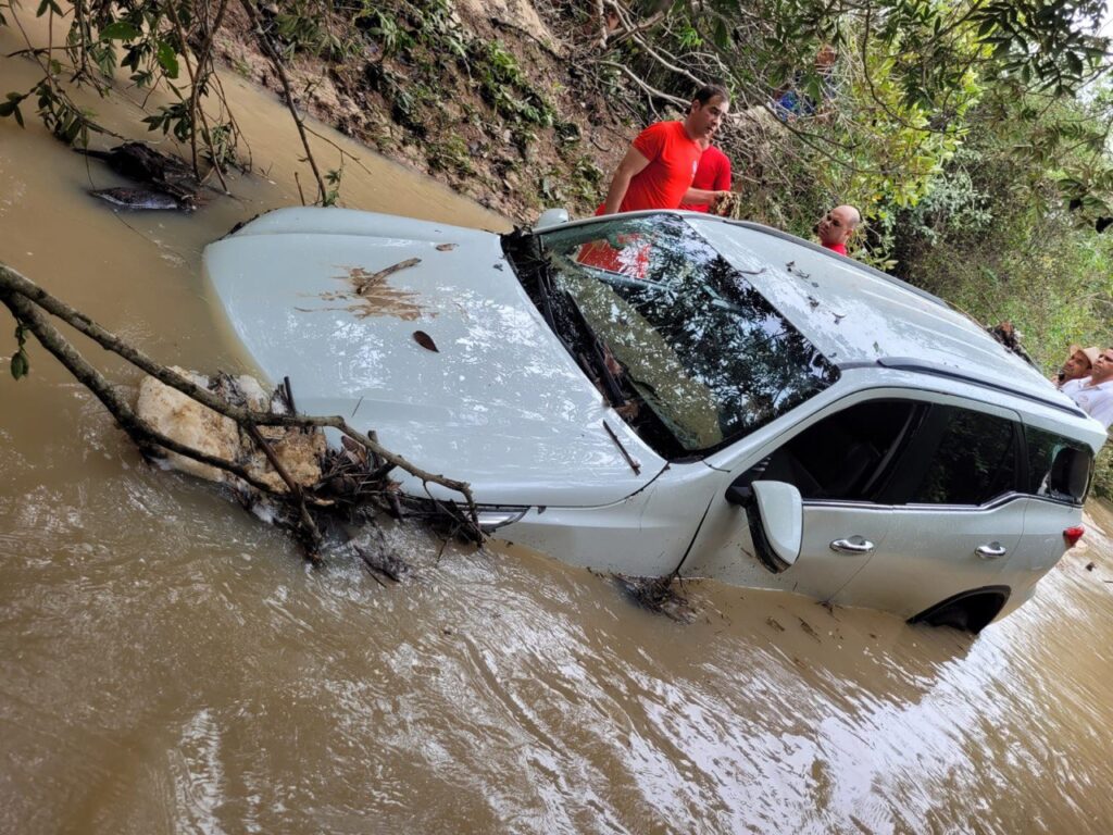 Mãe e filha morrem afogadas após carro ser arrastado por enxurrada em Grão Mogol - Foto: Divulgação/CBMMG