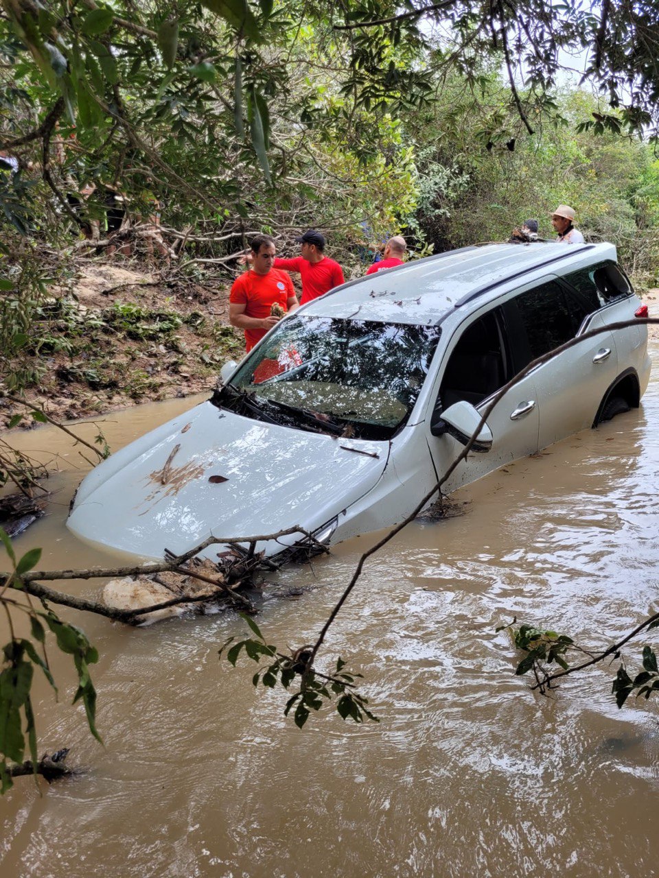 Mãe e filha morrem afogadas após carro ser arrastado por enxurrada em Grão Mogol - Foto: Divulgação/CBMMG