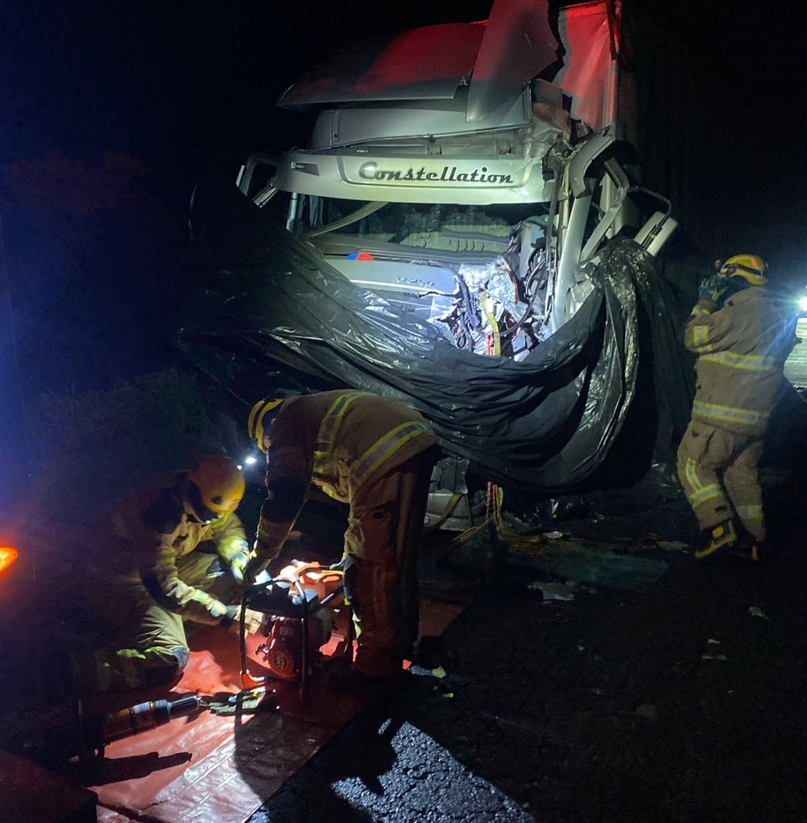 Motorista morre após caminhão bater na traseira de carreta na BR-251, no Norte de Minas - Foto: Divulgação/CBMMG