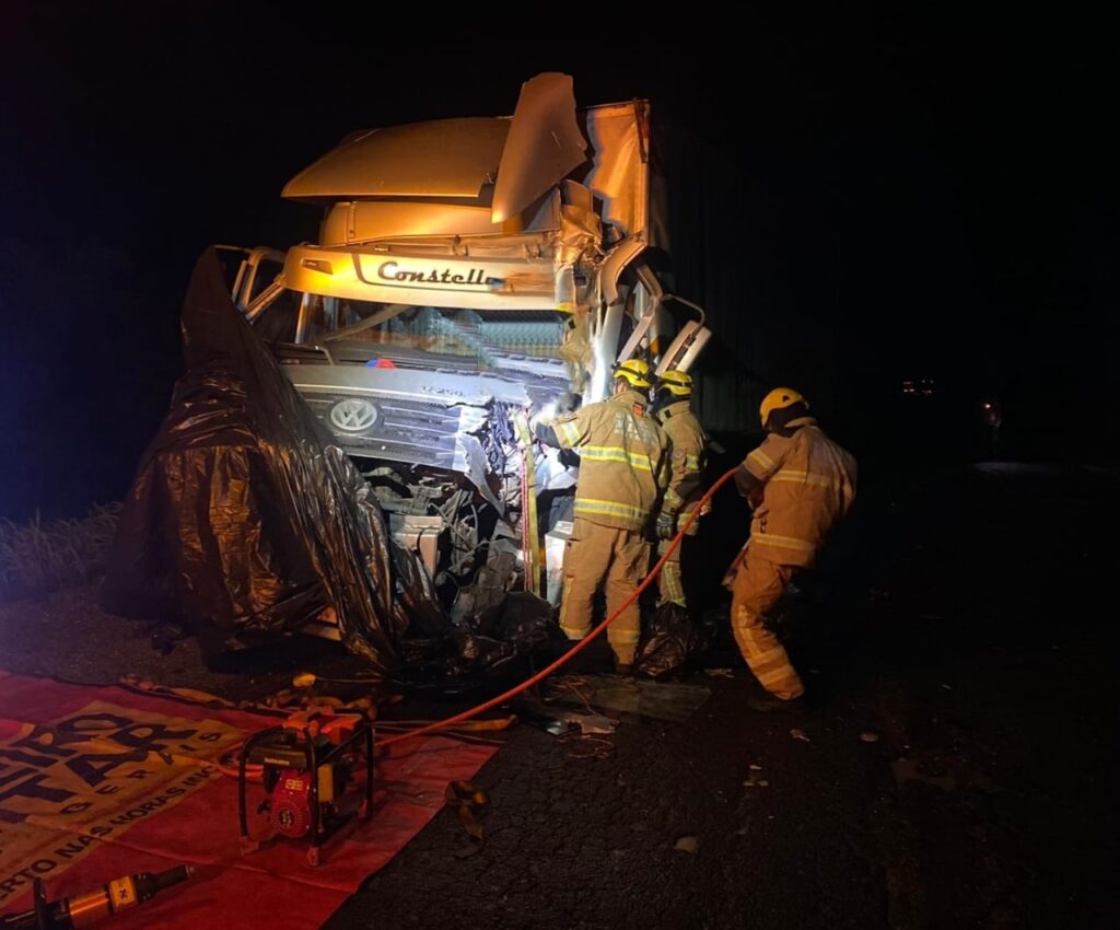 Motorista morre após caminhão bater na traseira de carreta na BR-251, no Norte de Minas - Foto: Divulgação/CBMMG