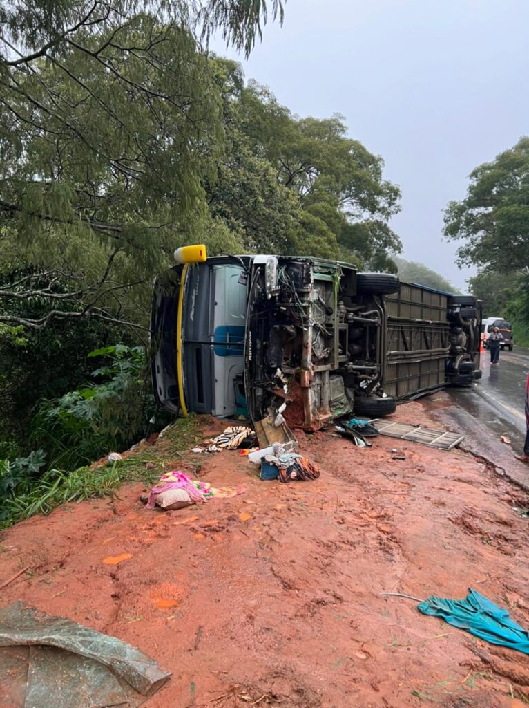 Ônibus com 42 passageiros tomba e deixa uma pessoa morta na BR-365, em Patos de Minas - Foto: Divulgação/CBMMG