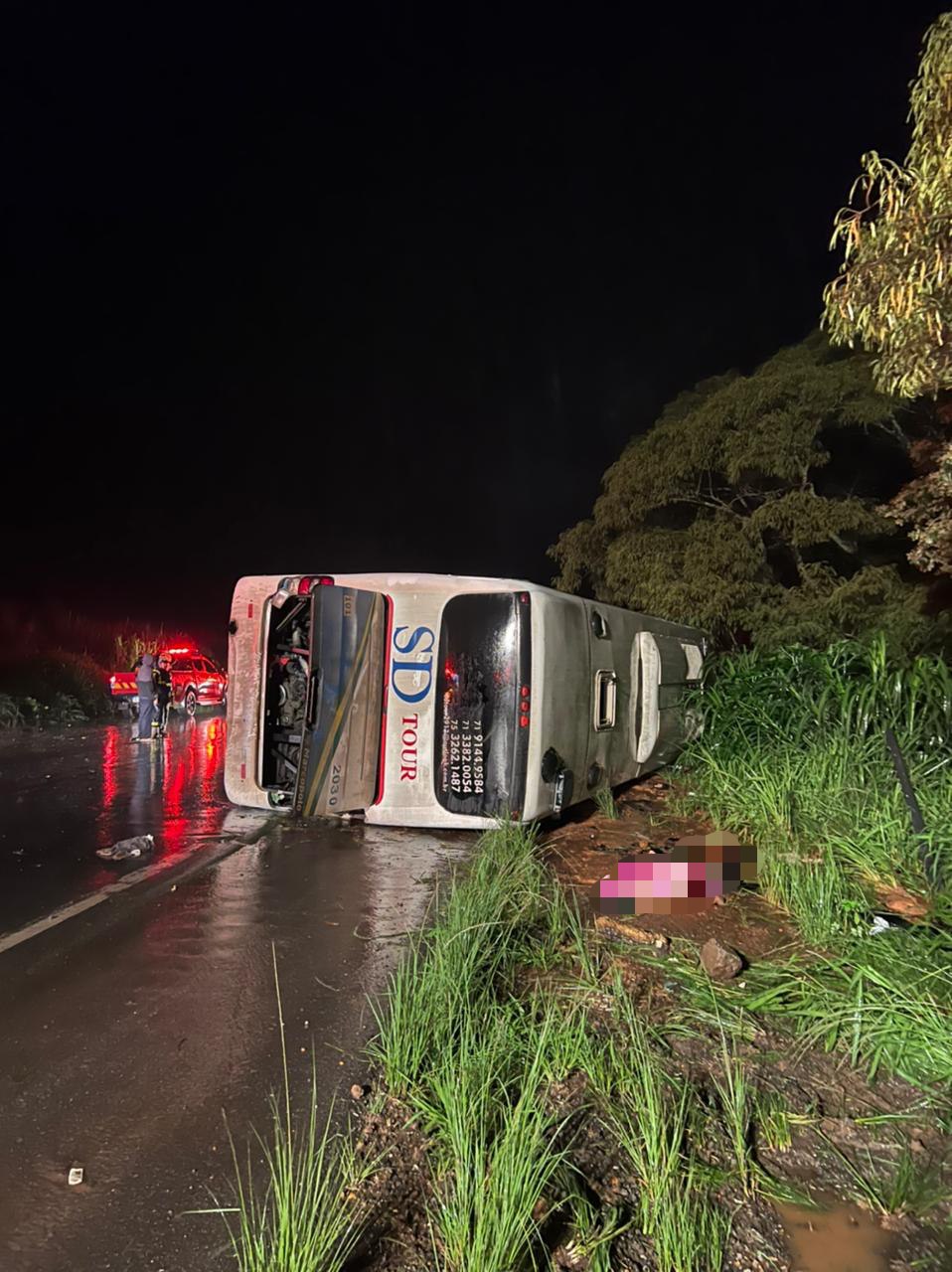 Ônibus com 42 passageiros tomba e deixa uma pessoa morta na BR-365, em Patos de Minas - Foto: Divulgação/CBMMG