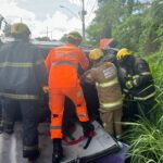 Duas pessoas morreram após grave acidente entre carros na LMG-808, em Contagem - Foto: Divulgação/CBMMG