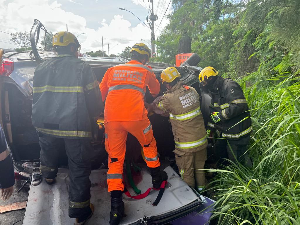 Duas pessoas morreram após grave acidente entre carros na LMG-808, em Contagem - Foto: Divulgação/CBMMG