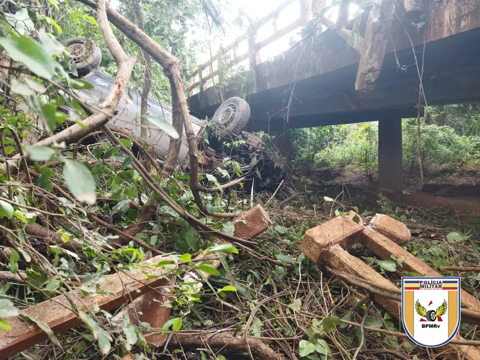 Menina de 8 anos morre após carro conduzido por motorista inabilitado cair de ponte na MGC-251, em Unaí - Foto: Divulgação/Polícia Militar Rodoviária