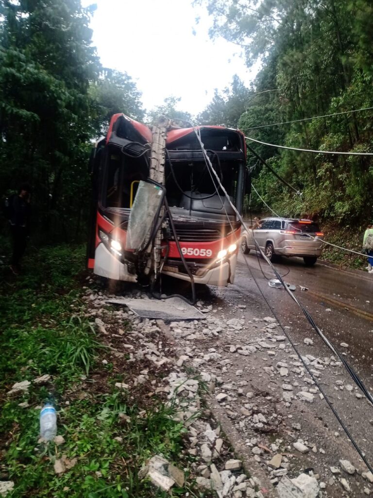 Ônibus perde o controle, bate em carro e atinge poste no distrito de Macacos, em Nova Lima - Foto: Reprodução