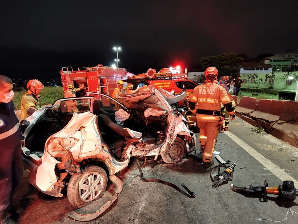 Cinco pessoas ficam feridas após carro bater em mureta do Anel Rodoviário de BH - Foto: Divulgação/CBMMG