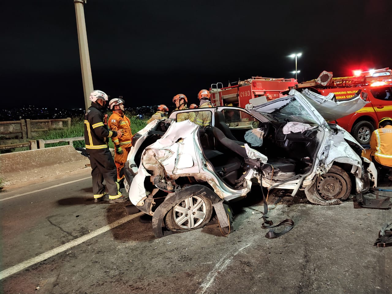 Cinco pessoas ficam feridas após carro bater em mureta do Anel Rodoviário de BH - Foto: Divulgação/CBMMG