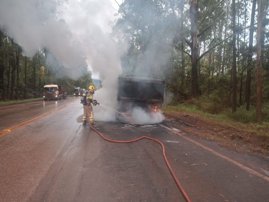 Carreta carrega com minério fica destruída após pegar fogo na BR-040, em Congonhas - Foto: Divulgação/CBMMG