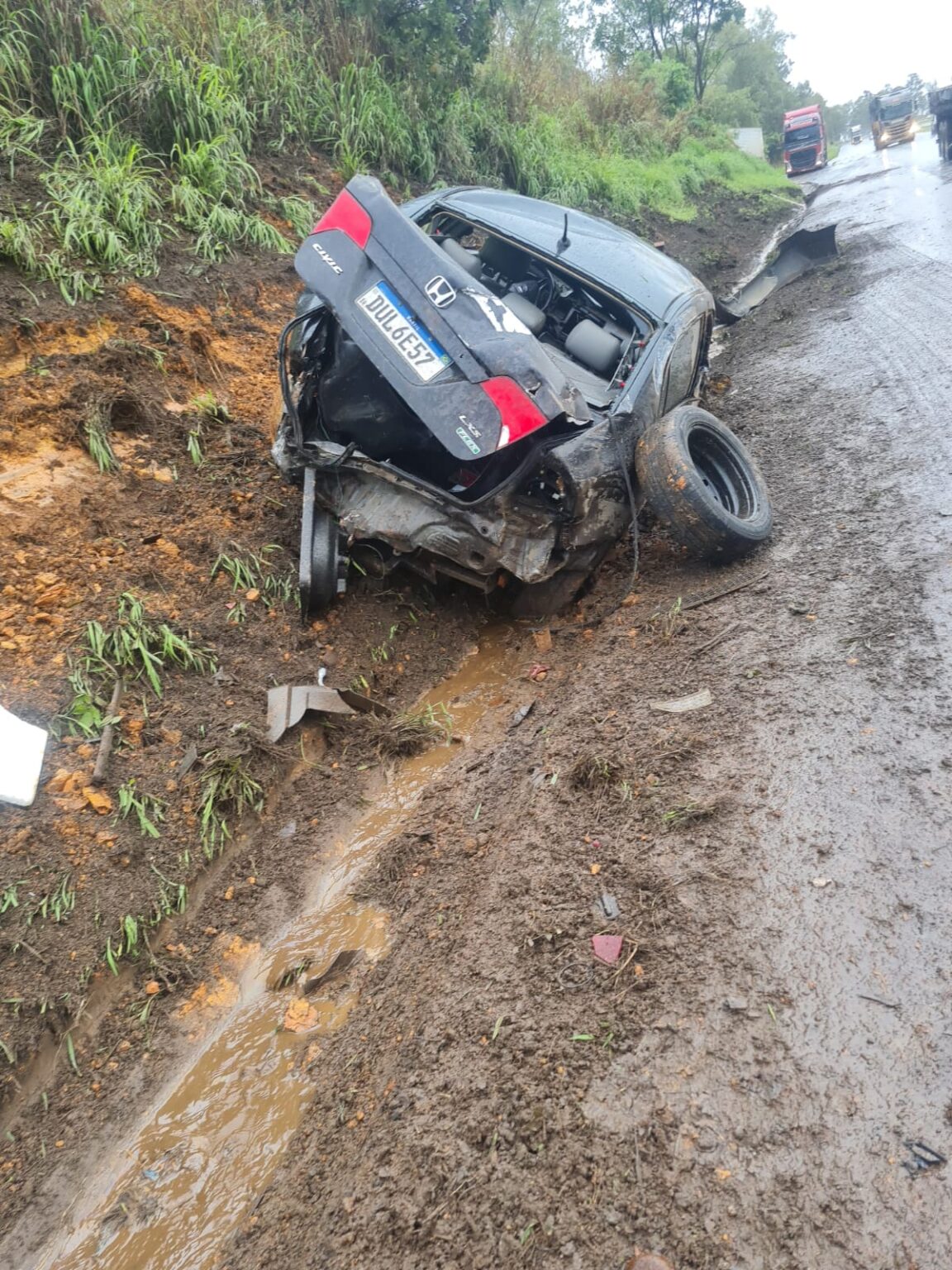 Acidente entre carro e carretas causa interdição na BR-040, em Sete Lagoas - Foto: Reprodução/Por Dentro de Minas