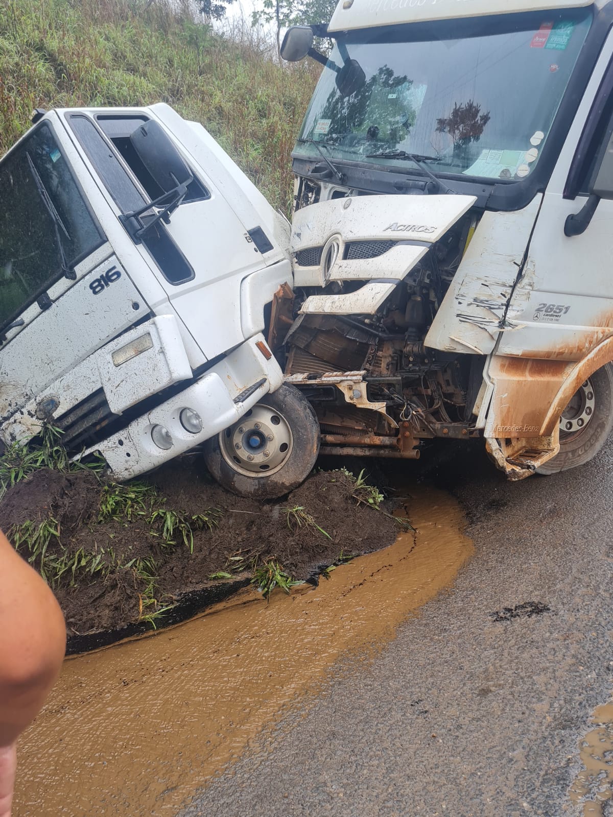 Acidente entre carro e carretas causa interdição na BR-040, em Sete Lagoas - Foto: Reprodução/Por Dentro de Minas