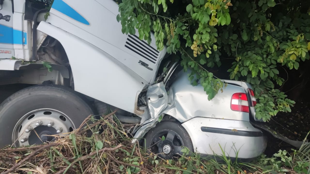 Quatro pessoas morrem após grave acidente entre carro e carreta na BR-116, em Engenheiro Caldas - Foto: Divulgação/CBMMG