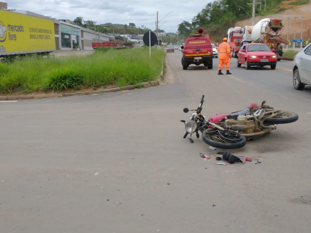 Jovem fica ferido em acidente entre moto e carro na BR-116, em Muriaé - Foto: Divulgação/CBMMG