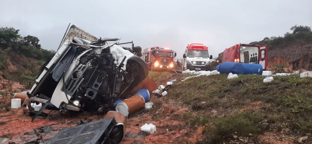 Caminhoneiro fica ferido após batida entre carretas na BR-251, em Salinas - Foto: Divulgação/CBMMG