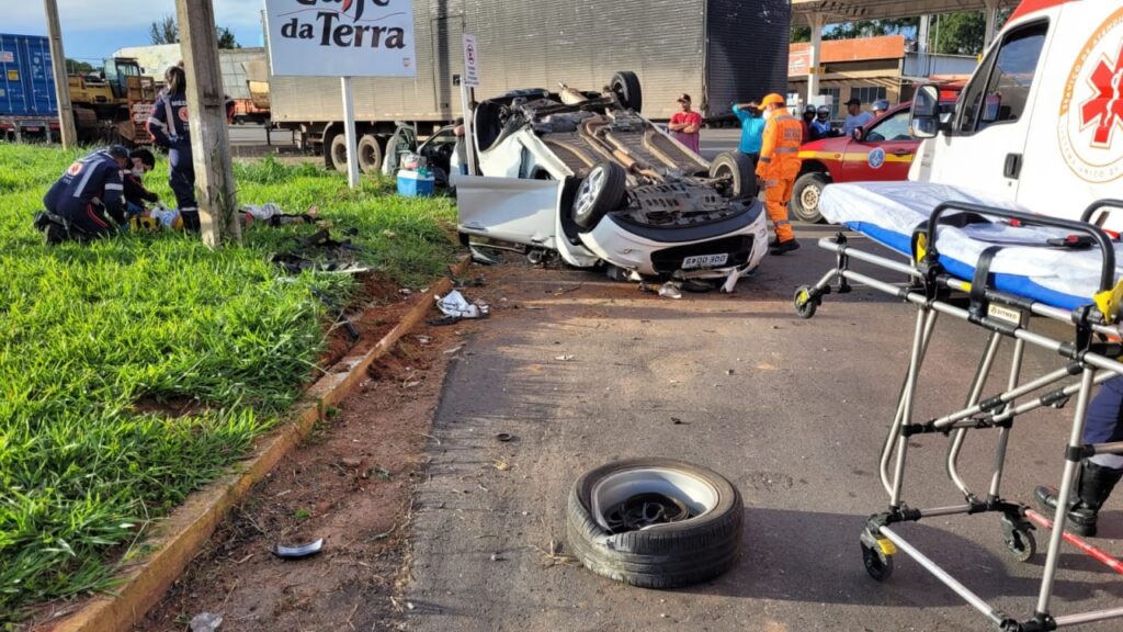 Carro capota após bater em carreta e motorista fica ferida na BR-262, em Nova Serrana - Foto: Divulgação/CBMMG