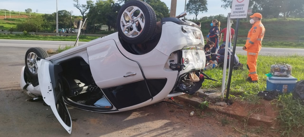 Carro capota após bater em carreta e motorista fica ferida na BR-262, em Nova Serrana - Foto: Divulgação/CBMMG