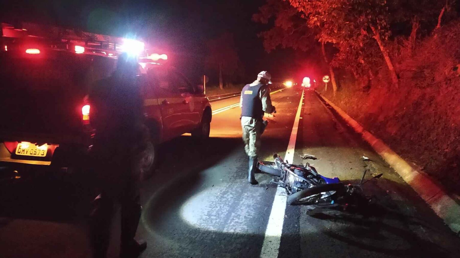 Três pessoas morrem após grave acidente entre motos na BR-265, em São Sebastião do Paraíso - Foto: Divulgação/CBMMG