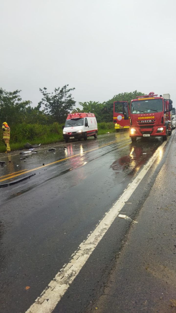 Duas pessoas morrem após acidente entre carro e caminhão na MG-354, em Arcos - Foto: Divulgação/CBMMG