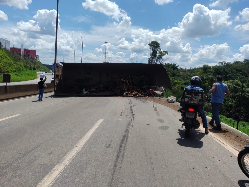 Carreta tomba e bloqueia pista sentido SP da Rodovia Fernão Dias, em Contagem - Foto: Reprodução