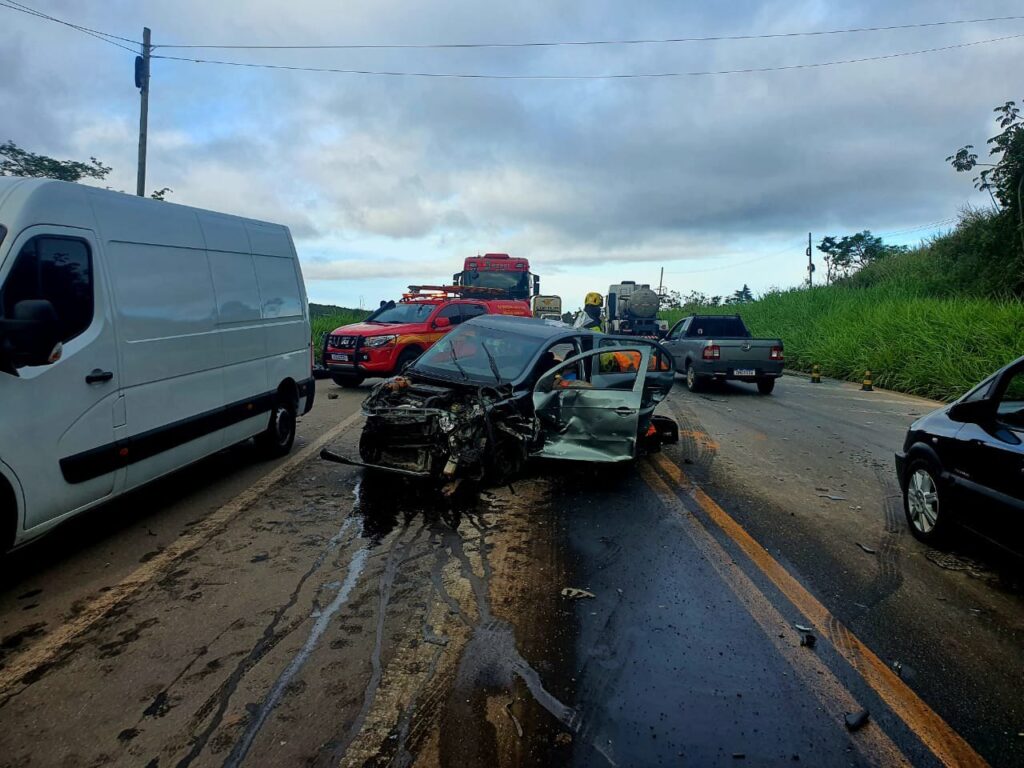 Mulher fica ferida após acidente entre três veículos na BR-381, em Sabará - Foto: Divulgação/CBMMG