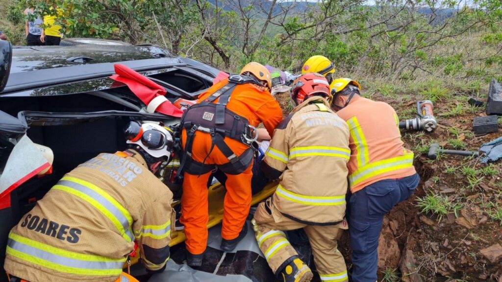 Mãe e filho sofrem acidente de carro na Estrada do Rola Moça em Nova Lima - Foto: Divulgação/CBMMG