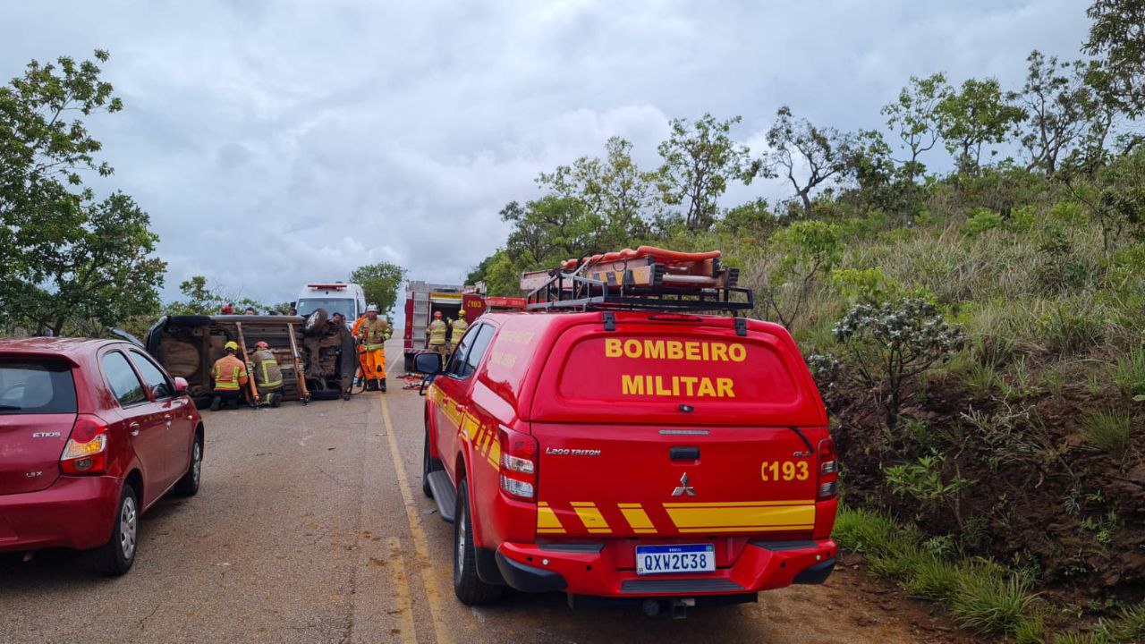 Mãe e filho sofrem acidente de carro na Estrada do Rola Moça em Nova Lima - Foto: Divulgação/CBMMG