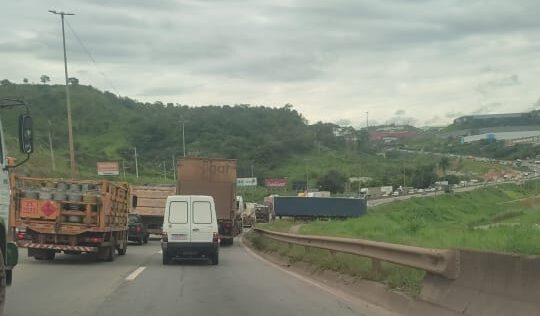 Caminhão sai da pista e interdita trânsito na Fernão Dias, em Betim - Foto: Reprodução