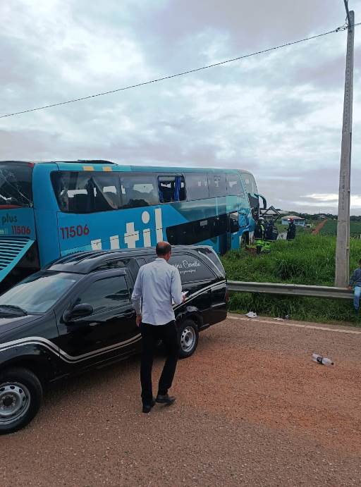 Motorista de ônibus morre e 10 pessoas ficam feridas após acidente na Fernão Dias, entre Lavras e Nepomuceno - Foto: Divulgação/CBMMG