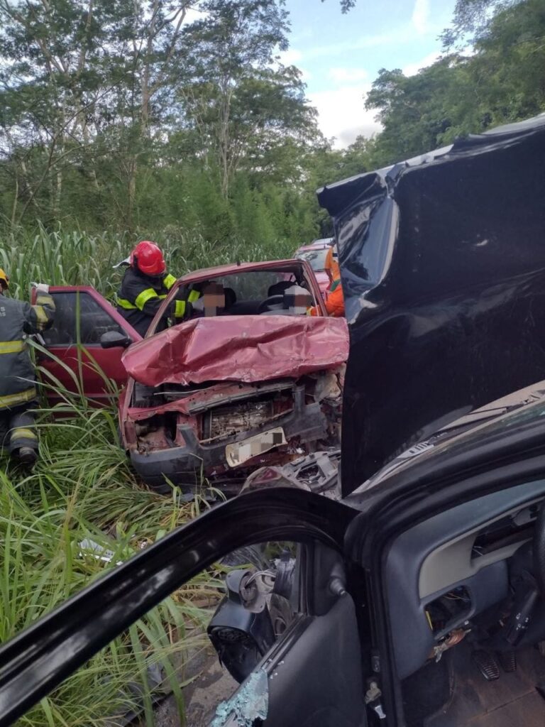 Três pessoas ficam feridas após acidente entre carros na MG-010, em Jaboticatubas - Foto: Reprodução/Redes Sociais