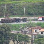 Carreta tomba e causa interdição parcialmente da MG-020, no bairro Ribeiro de Abreu, em BH - Foto: Elberty Valadares / Por Dentro de Minas