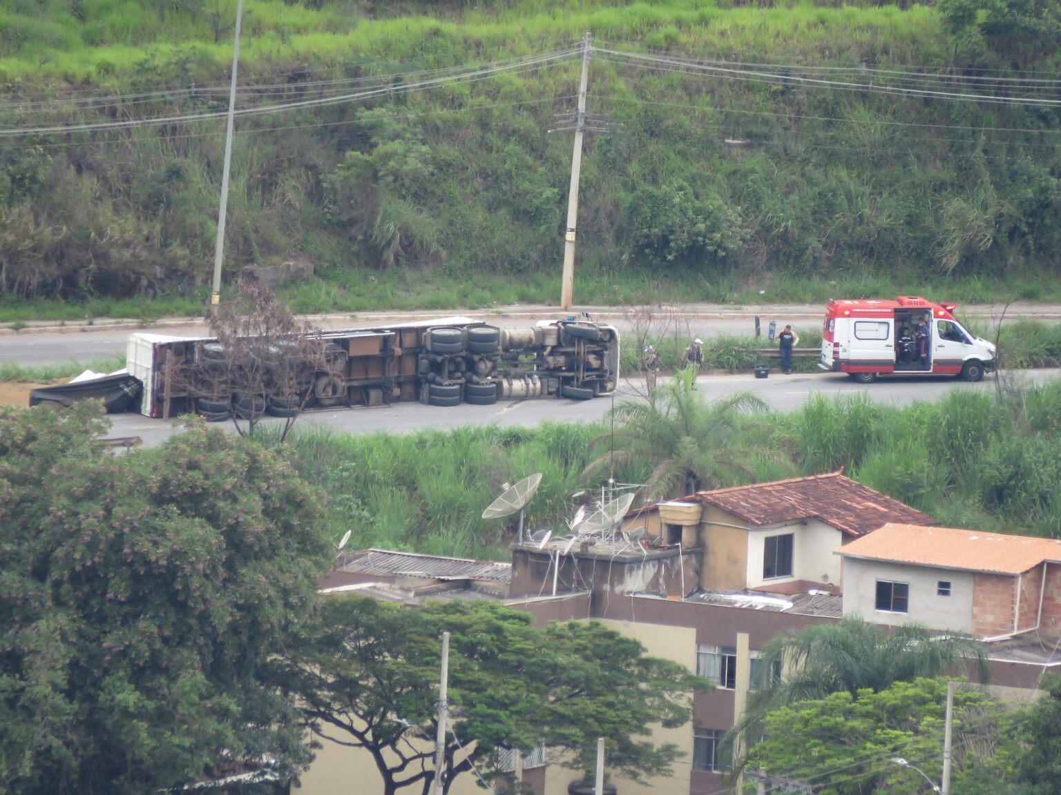 Carreta tomba e causa interdição parcialmente da MG-020, no bairro Ribeiro de Abreu, em BH - Foto: Elberty Valadares / Por Dentro de Minas