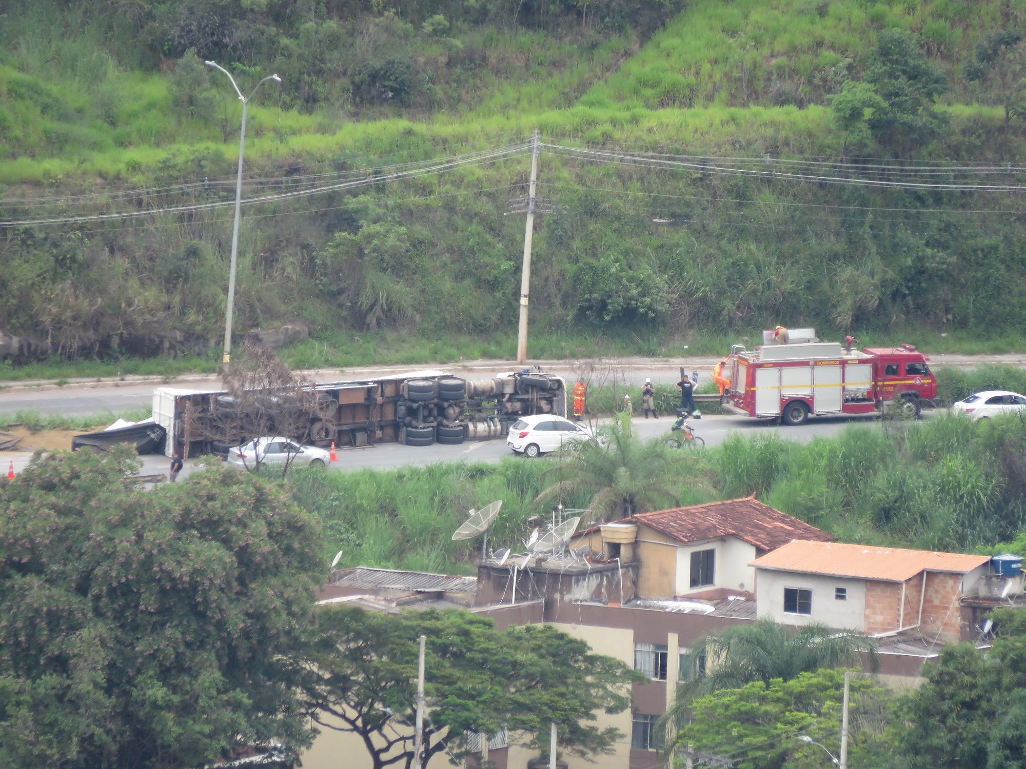 Carreta tomba e causa interdição parcialmente da MG-020, no bairro Ribeiro de Abreu, em BH - Foto: Elberty Valadares / Por Dentro de Minas