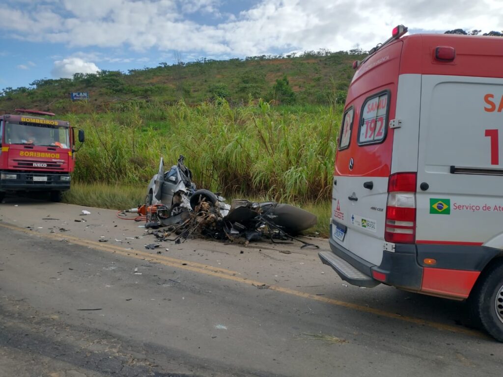 Pai morre e mãe e filha ficam feridas após batida entre carro e carreta na MGC-120, em Leopoldina - Foto: Divulgação/CBMMG