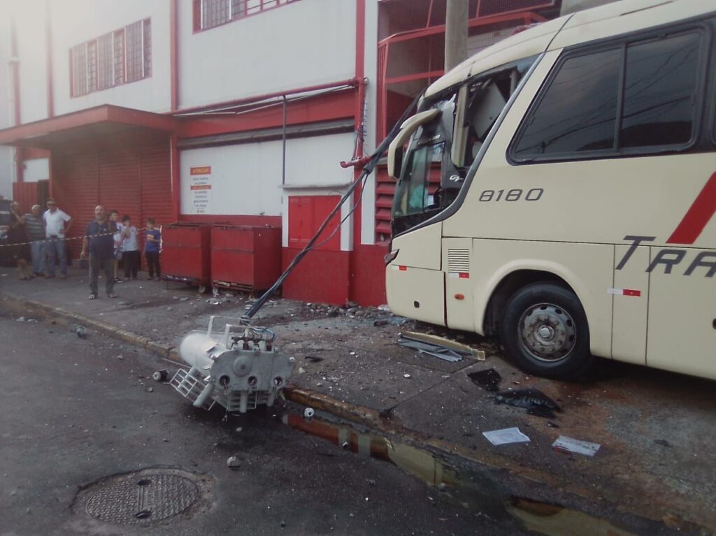 Ônibus desgovernado atinge carros e deixa feridos em Extrema - Foto: Divulgação/CBMMG