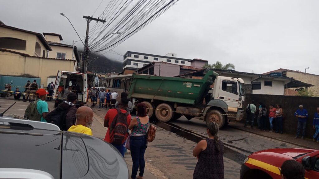 Vinte pessoas ficam feridas após acidente entre ônibus e caminhão em Mariana - Foto: Divulgação/CBMMG
