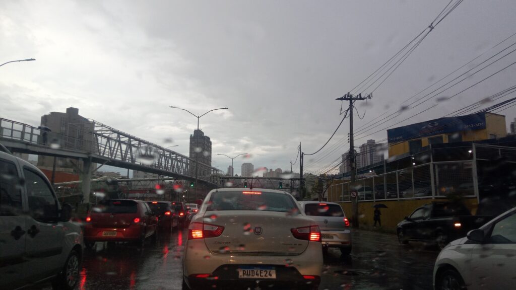 Motorista enfrentam trânsito lento na Via Expressa e Avenidas Cristiano Machado, em BH - Foto: Por Dentro de Minas