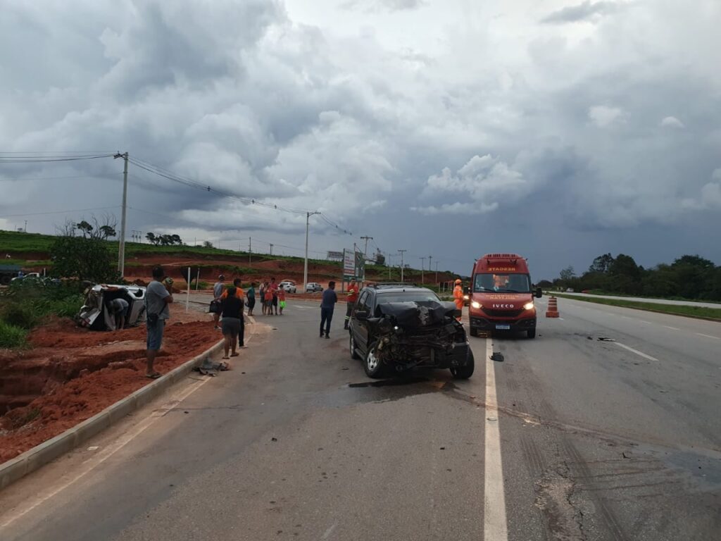 Duas homens ficam feridas após batida entre carros na BR-262, em Nova Serrana - Foto: Divulgação/CBMMG