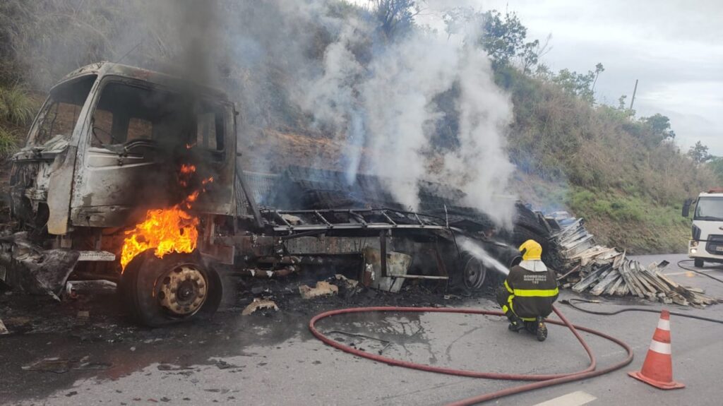 Homem morre carbonizado após acidente entre carro e caminhão na BR-040, em Sete Lagoas - Foto: Divulgação/CBMMG