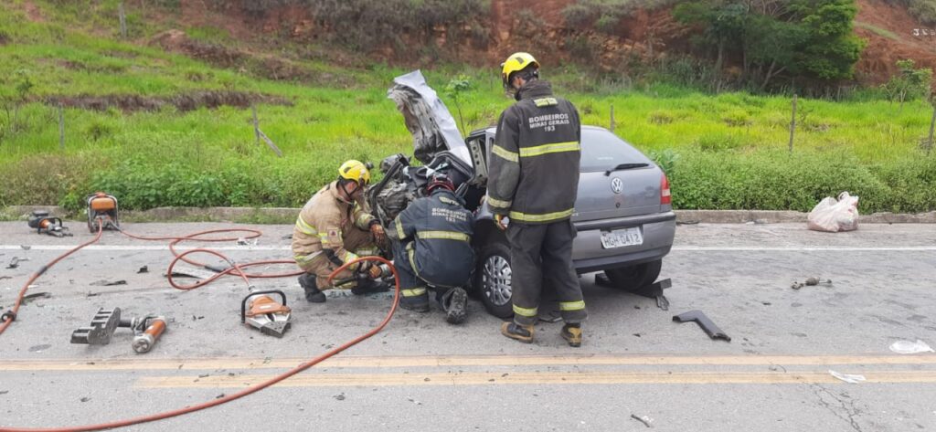 Duas pessoas morrem após grave acidente na BR-381, em Governador Valadares - Foto: Divulgação/CBMMG