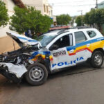 Batida entre viatura e caminhão deixa militares feridos durante perseguição em Brasília de Minas - Foto: Divulgação/PMMG