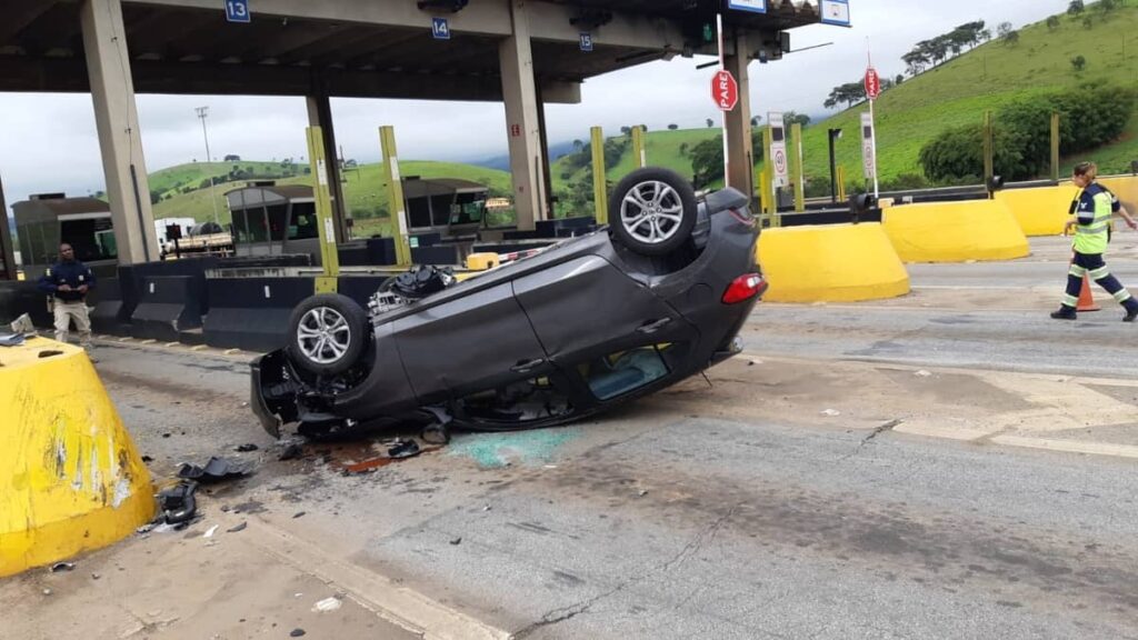 Duas pessoas ficam feridas após carro capotar no pedágio da Rodovia Fernão Dias, em Cambuí - Foto: Reprodução/Redes Sociais