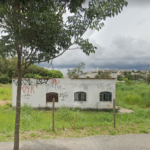 Adolescente é encontrado morto dentro de casa abandonada em bairro Serrano, em BH - Foto: Reprodução/Google Street View