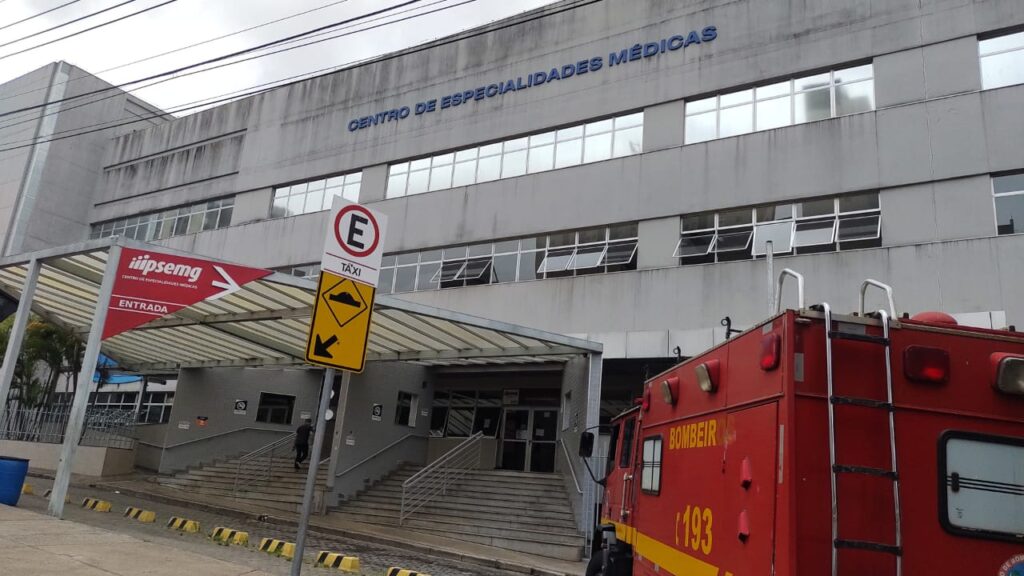 Tubulação rompe e alaga Centro de Especialidades Médicas do IPSEMG - Foto: Divulgação/CBMMG