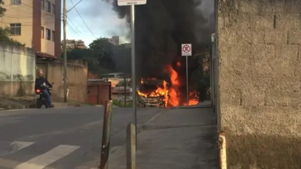 Ônibus fica destruído após pega fogo no bairro Icaivera, em Betim - Foto: Reprodução