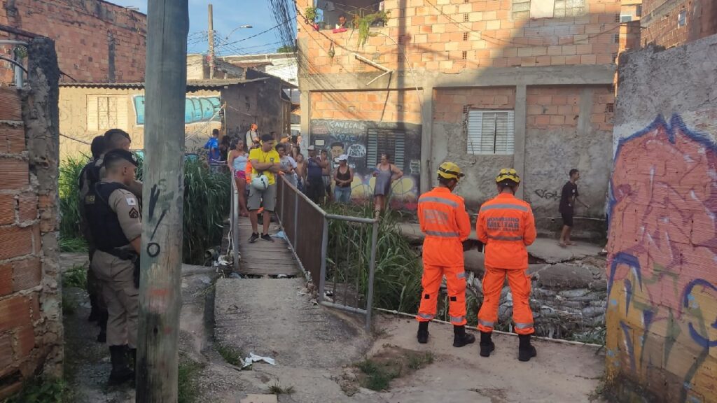 Corpo de homem é encontrado boiando em córrego no bairro Santa Monica, em BH - Foto: Divulgação/CBMMG