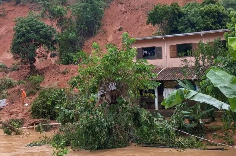 Deslizamento de terra mata mulher e deixa desaparecidos em Antônio Dias - Foto: Divulgação/CBMMG